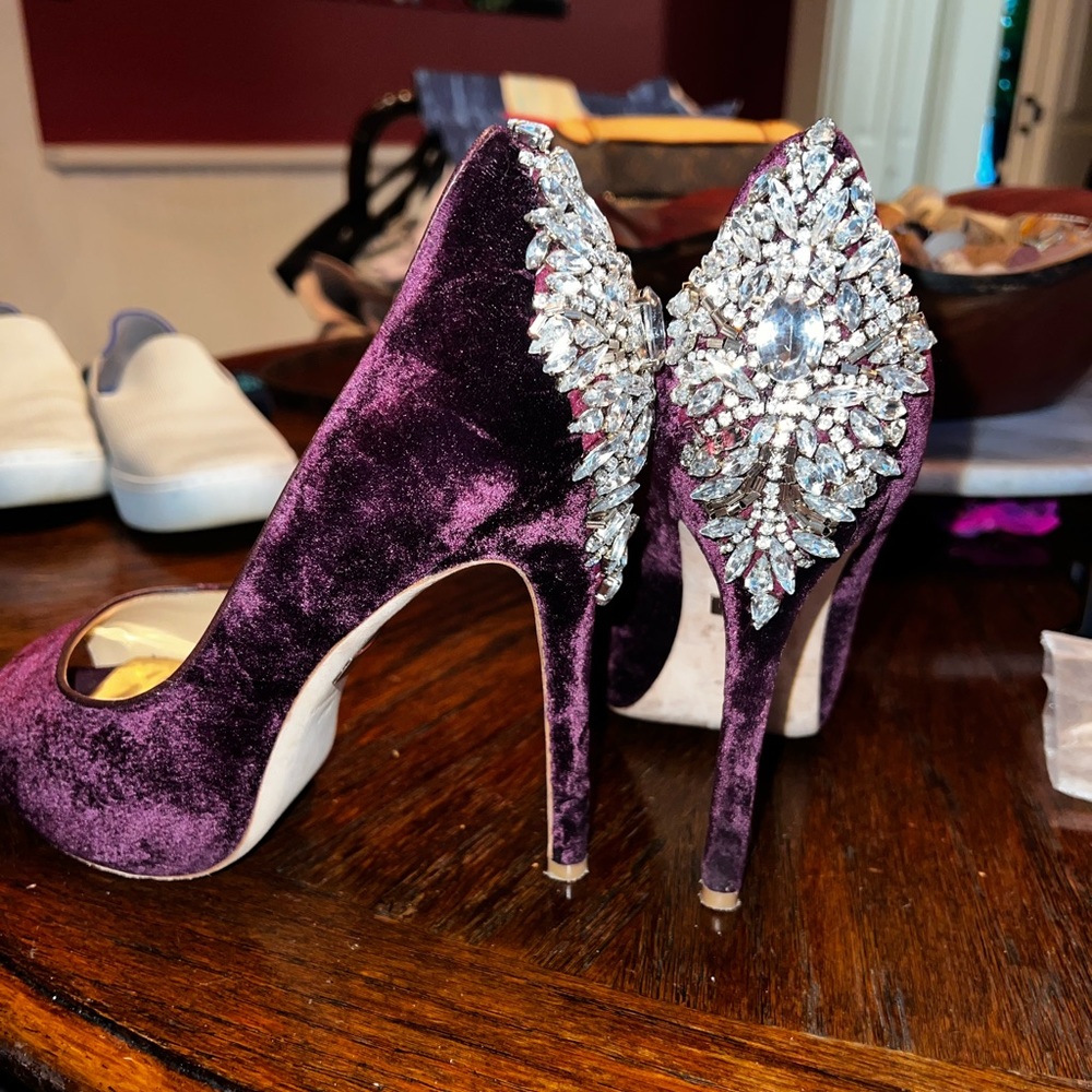 Badgley Mischka size 8 purple Velvet peep toe heels